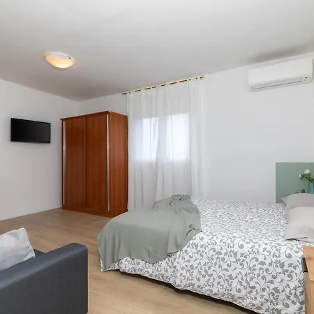 Apartment Lea With Free Bikes Porec